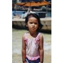 Thajské děvčátko jako andílek, Thajsko, březen 2004 