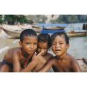 Thajské děti se velmi rády nechají fotit. Thajsko, březen 2004